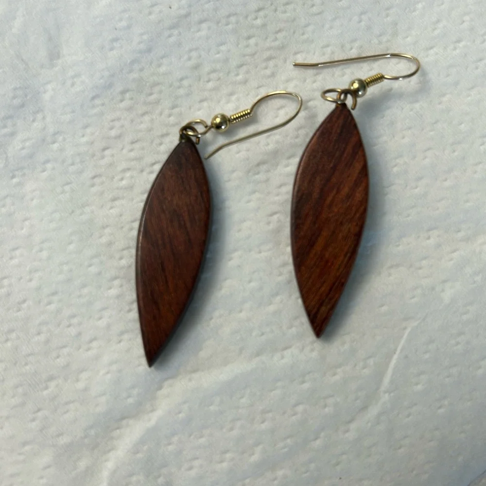 Vintage Black and Gold Dangle Earrings - Picture 3 of 3